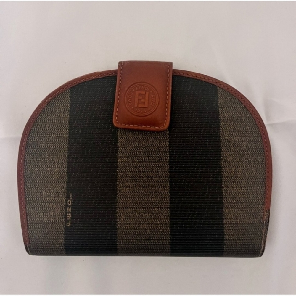 🦋 FENDI VINTAGE WALLET